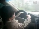 Menina de 4 anos dirige carro na China