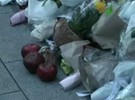 Fãs japoneses homenageiam Steve Jobs com flores e maçãs