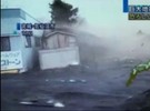Tsunami leva carros e casas